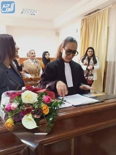 مريم الغضباني ترتدي نظارات والدها