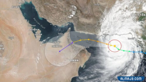 كم يبعد اعصار شاهين عن مسقط