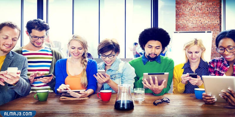 عدم الانشغال بالهاتف في المجالس