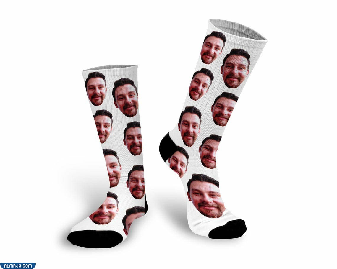 الجوارب المطبوع عليها صورة الشخص