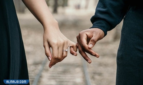 كيف اعرف نمطي الشخصي وهذا السؤال دائماً يطرحه الشخص على نفسه الذي يفكر دائماً في تطوير نفسه ليكون أكثر توافقاً بين المجتمع المحيط به من جهة وتحقيق الاستقرار والديمومة في حياته ويكون أكثر فاعلية وإنتاجية لنفسه ولهذا المحيط الاجتماعي، وهذا ما يهدف إليه تحليل الشخصية أو ما يعرف باختبارات الشخصية التي يحاول الأشخاص معرفتها، وفي مقالنا اليوم عبر موقع المرجع سوف نتعرف على مفهوم النمط الشخصي وكيف نعرفه وما هي سماته وأنماط الشخصية المعروفة لدى علماء النفس وكل ما يخص هذا الموضوع. ما هو النمط الشخصي  يعرف النمط الشخصي على أنه الأسلوب أو الطريقة التي يعبر بها الشخص عن نفسه سواء كان ذلك من خلال الملابس التي يرتديها أو أسلوب الكتابة أو طريقة التفكير وما إلى ذلك، وبغض النظر عن أسلوب التعبير الذي يختاره الشخص فإن النمط الشخصي يدور حول تطوير الشعور بالذات بدلاً من مجرد استيعاب المفاهيم وحفظها وتطبيقها دون وعي.[1] شاهد أيضًا: اسئلة في علم النفس وتحليل الشخصية كيف اعرف نمطي الشخصي يعتمد التعرف على النمط الشخصي من وجهة نظر علماء النفس على طرق الكشف عنها والتي يمكن تفعيلها عن طريق إجراء بعض الاختبارات لتحديدها، حيث قام العلماء النفسيين بتقسيمها إلى عدة أنماط وفق هذه الاختبارات التي تعتمد على الموضوعية من قبل الشخص الذي يقوم بهذا الاختبار، وهذه الأنماط سنقوم بذكرها في سياق مقالنا إضافة إلى الاختبارات التي يتم إجراؤها مثل اختبار MBTI وغيرها.[1] ما هي سمات الأنماط الشخصية الرئيسية التي يتم إجراء الاختبارات في ضوئها  يعتمد تحليل الشخصي لأي إنسان على ثلاث سمات رئيسية يتم التحليل في ضوئها وهي:[1] السمات الأساسية: هي تلك السائدة بحيث يتم التعبير عنها عبر المواقف والأجزاء المختلفة من حياة الشخص. السمات المركزية: هي السمات الأساسية التي تميل إلى أن تظل مستقرة نسبيًا طوال الحياة والتي تعتبر بمثابة لبنات بناء الشخصية. السمات الثانوية: وهي تلك التي تظهر في مواقف معينة والتي يمكن أن تكون هذه غير متسقة وقد لا تظل مستقرة بمرور الوقت. ما هو اختبار الشخصية MBTI يعتبر اختبار الشخصية هذا مؤشر إلى نوع الشخصية التي حددها علماء النفس إيزابيل مايرز ووالدتها كاثرين بريجز وهو عبارة عن جرد تقرير ذاتي مصمم لتحديد نوع شخصية الشخص ونقاط قوته وتفضيلاته، وهذا الاختبار نابع عن تأثرهما بنظرية يونغ للأنواع النفسية حيث أنهما أدركا أن النظرية يمكن أن يكون لها تطبيقات في العالم الحقيقي، وقد طورا هذه النظرية خلال الحرب العالمية الثانية حيث أنهم بدأوا في البحث وتطوير مؤشر القياس الذي يمكن استخدامه للمساعدة في فهم الفروق الفردية بين الأفراد.[2] ما هي أنماط الشخصية التي تحددها مقاييس الاختبار لقد حدد علماء النفس ومن بينهم إيزابيل مايرز ووالدتها كاثرين بريجز أربعة أنماط شخصية يتم مقارنتها مع أربعة أنماط أخرى مضادة لها ومجموعها ثمانية أنماط وهي:[2] الشخصية المنفتحة المرنة الشخصية الانطوائية الشخصية الحسية المستشعرة الشخصية الحدسية الواقعية الشخصية المفكرة الشخصية العاطفية  الشخصية الحكيمة الشخصية المنطقية  شاهد أيضًا: المثالية في علم النفس هي سمة شخصية واسعة تظهر بوضوح في رغبة الفرد الشديدة وسعيه الدائم للكمال والخلو من الأخطاء والعيوب كيف يتم إجراء اختبار MBTI ينص مبدأ اختبار MBTI على أنه لا يوجد نوع شخصية أفضل من نوع آخر حيث أن هذه الأداة ليست مصممة للبحث عن الخلل الوظيفي أو الشذوذ لدى الأفراد وإنما هدفها هو مساعدة الأفراد في معرفة المزيد عن نفسهم بشكل أفضل، ويتكون هذا الاختبار من أربعة مقاييس مختلفة وهي:[2] مقياس الانبساط مقابل الانطواء: والذي يعتمد على مدى الاستجابة والتفاعل للأفراد مع العالم من حولهم، فالأشخاص الانبساطيين يشعرون بالنشاط بعد قضاء الوقت مع أشخاص آخرين بينما الانطوائيين يشعرون بالانتعاش بعد قضاء الوقت بمفردهم. مقياس الاستشعار مقابل الحدس: ويتضمن هذا المقياس النظر في كيفية جمع الناس للمعلومات من العالم من حولهم، فالأشخاص المستشعرين يميلون إلى إيلاء قدر كبير من الاهتمام للواقع بينما الحدسيين يستمتعون بالتفكير في الاحتمالات وتخيل المستقبل والنظريات المجردة. مقياس التفكير مقابل الشعور: ويركز هذا المقياس على كيفية اتخاذ الأشخاص للقرارات بناءً على المعلومات التي جمعوها من وظائف الاستشعار أو الحدس، فالمفكرون يركزون بشكل أكبر على الحقائق والبيانات الموضوعية بينما الشعوريين الشعور هم أكثر ميلًا إلى التفكير في الأشخاص والعواطف عند الوصول إلى نتيجة. مقياس التحكيم مقابل الإدراك: ويتضمن هذا المقياس كيف يميل الناس إلى التعامل مع العالم الخارجي، فالأشخاص التحكيميين يفضلون الهيكلية والقرارات الحازمة بينما الأشخاص الذين يميلون إلى الإدراك يكونون أكثر انفتاحًا ومرونة وقدرة على التكيف. وبهذا القدر نصل إلى نهاية مقالنا الذي كان بعنوان كيف اعرف نمطي الشخصي والذي تعرفنا من خلاله على مفهوم النمط الشخصي وسماته وما هي إختبارات الأنماط الشخصية والتعرف على الأنماط الشخصية التي تحددها هذه الاختبارات ومقاييس الاختبار