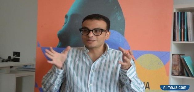 سبب استقالة المخرج امير رمسيس من مهرجان الجونة، حمل مهرجان السينمائي العديد من الأحداث الغريبة خلال هذا الموسم من عرضه، حيث إنَّ منصَّة الحفل تعرَّضت للحرق ليلة افتتاح المهرجان، ومن ثم المخرج امير رمسيس يُقدم استقالته من منصبه مُودّعًا زملائه عبر تغريدة نشرها من صفحته الشخصية، وفي موقع المرجع سوف نتعرَّف على سبب استقالة المخرج امير رمسيس وما تبعها من أحداث في مهرجان الجونة السينمائي خلال الساعات القليلة الماضية. مهرجان الجونة السينمائي مهرجان الجونة السينمائي هو مهرجان يُقام في كُل عام داخل مدينة الجونة وينضم إليه الفنانين والممثلين من مُختلَف أنحاء الوطن العربي، بدأ مهرجان الجونة للمرة الأولى في العام 2017مـ، ومنذ ذلك الحين يُقام المهرجان سنويًا في نفس التوقيت، ويُعتبر المؤسس لمهرجان الجونة السينمائي هو المهندس المصري نجيب ساويرس وأخيه المُهندس سميح ساويرس، كما يرأس المهرجان الأستاذ انتشال التميمي وهو الذي يشرف على أعماله، ويتميَّز مهرجان الجونة السينمائي بالأفلام الحصرية التي تُعرَض داخله، بالإضافة إلى تجمُّع الفنانين المصريين والعرب فيه مما يجعله أكثر أهمية وقيمة في السينما المصرية والعربية. اقرأ أيضًا: موعد عرض فيلم العنكبوت لاحمد السقا 2021 سبب استقالة المخرج امير رمسيس من مهرجان الجونة لم يكشف امير رمسيس عن سبب استقالته من منصبه كمدير فني لمهرجان الجونة السينمائي حيث أعلن ذلك عن طريق منشور نشره عبر صفحته الشخصية على فيس بوك، تحدَّث عن الأعمال التي قام بها بالمهرجان وعن مدى فخره ورضاه بردود الفعل من الجمهور والنُّقَّاد والصُّناع وغيرهم، بالإضافة إلى فخره بسنوات العمل التي قدَّمها في خدمة هذا المهرجان؛ لكن حان الوقت لكي يخوض رحلة جديدة، وهو ما جعله يتقدَّم بالاستقالة، وعن الأسباب فهي خاصة به وأن كُل ما يُنشَر عن أسباب استقالته هو عارٍ عن الصحة، كما شكر زملائه في آخر منشوره وهُم بُشرى أحمد، كمال زادة، أمل المصري، مُوجّهًا لهم شكره وامتنانه عن الفترة الرائعة التي عمل فيها معهم.[1] من هو أمير رمسيس أمير رمسيس، هو مُخرج سينمائي مصري من مواليد العاصمة المصرية "القاهرة" حيث وُلِد في تاريخ 12/ أكتوبر/ 1979مـ، ويبلغ من العمر 42 عامًا، بدأ أمير المصري حياته الدراسية في جامعة القاهرة، حيث درس في العهد العالي للسينما وتخرَّج منه في العام 2000مـ، من قسم الإخراج، وبدأ العمل في مجال الإخراج منذ حينها، وقدَّم العديد من الأفلام القصيرة والوثائقية وغيرها، ومن أبرز أعماله "بتوقيت القاهرة، خانة اليك، ورقة شفرة، آخر الدنيا، عن يهود مصر، كشف حساب" وكان دومًا ما يتميَّز بطرحه للقضايا الشائكة في الشارع المصري والتاريخ القديم، وهو ما ميَّز أمير رمسيس عن الكثير من المُخرِجين في الآونة الأخيرة. اقرأ أيضًا: من هو زوج هند صبري الحالي أمير رمسيس السيرة الذاتية حملت السيرة الذاتية للمخرج أمير رمسيس العديد من الإنجازات والنجاحات التي جعلت منه واحدًا من أبرز المُخرجين على مستوى جمهورية مصر العربية، وفيما يلي نستعرض لكم أبرز المعلومات الخاصة بالسيرة الذاتية للمخرج أمير رمسيس: الاسم: أمير رمسيس. العمر: 42 عامًا. تاريخ الميلاد: 12/ أكتوبر/ 1979مـ. مكان الميلاد: القاهرة - مصر. الشهادة العلمية: بكالوريوس المعهد العالي للفنون المسرحية - قسم إخراج - جامعة القاهرة. سنوات العمل: منذ العام 2000مـ، حتى الآن. أبرز أعمال أمير رمسيس: "بتوقيت القاهرة، خانة اليك، ورقة شفرة، آخر الدنيا، عن يهود مصر، كشف حساب". في ختام مقالنا نكون قد عرفنا سبب استقالة المخرج امير رمسيس من مهرجان الجونة، وتعرَّفنا على كافة الأحداث التي جرت في مهرجان الجونة السينمائي في الآونة الأخيرة، بالإضافة إلى حياة المخرج المصري أمير رمسيس وسيرته الذاتية.