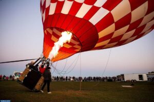 ما المسؤول عن ارتفاع المناطيد