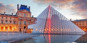 متحف اللوفر في باريس بفرنسا