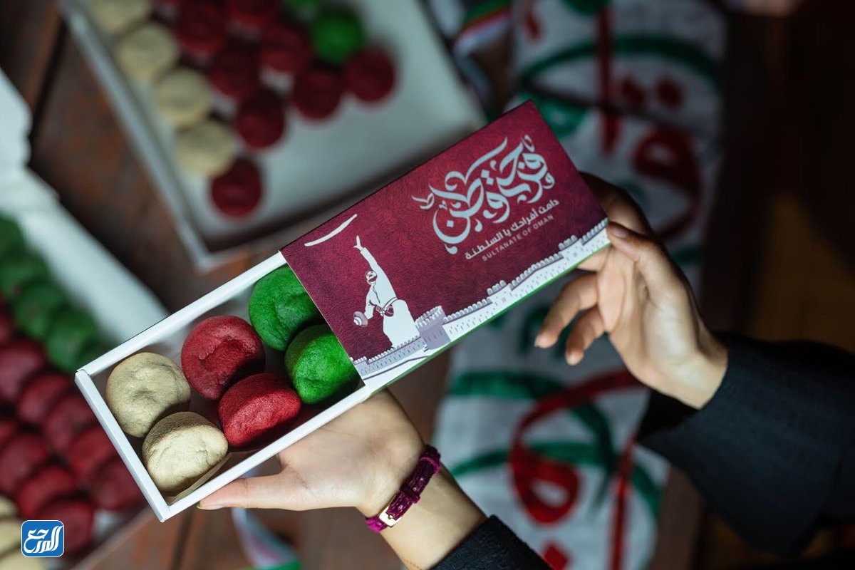 علب الشوكولاتة والحلويات بمناسبة العيد الوطني العماني