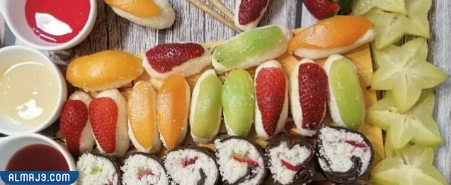 صنع الفاكهة والكعك على طريقة السوشي