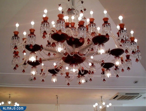 استخدام النجف الملونة وتغير الإضاءة