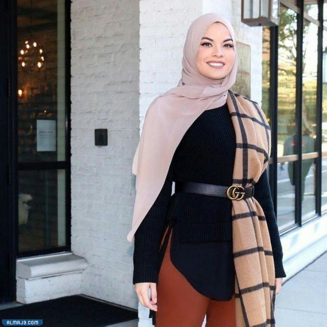 السكارف مع إطلالة كلاسيكية