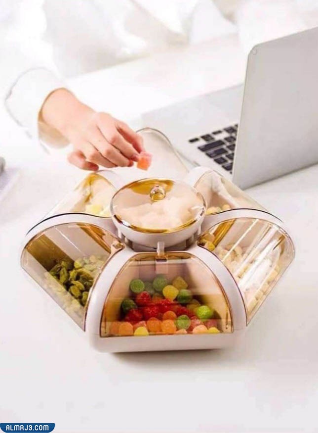 تقديم التسالي والكعك في أطباق مقسمة