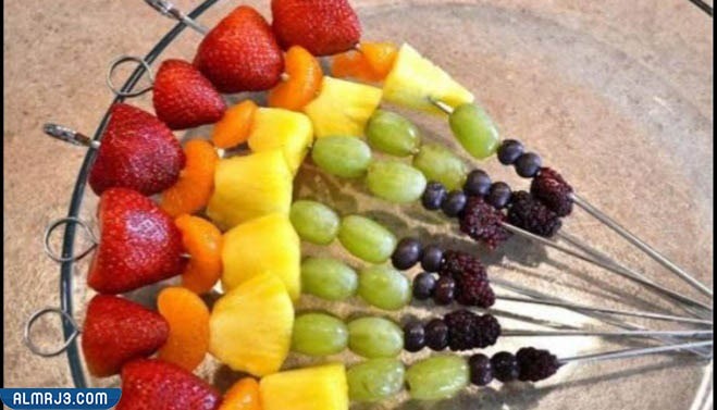 تقديم الفاكهة في شكل أسياخ