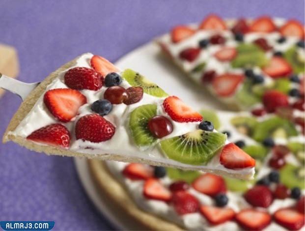 تقديم الفاكهة والكعك على بيتزا