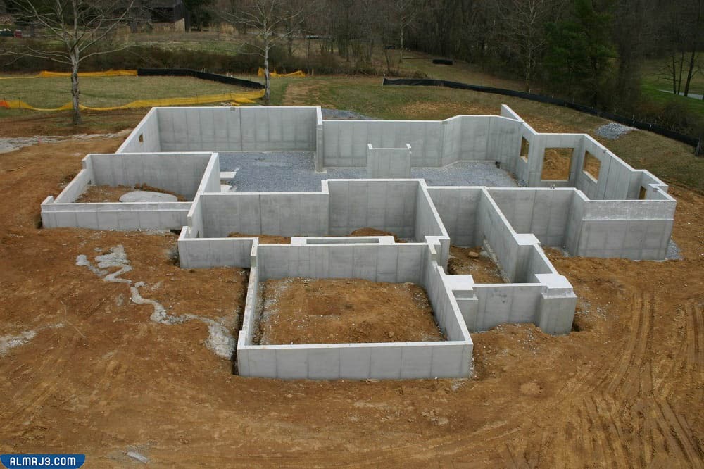 صورة لجدران مبنية من الإسمنت المسلح