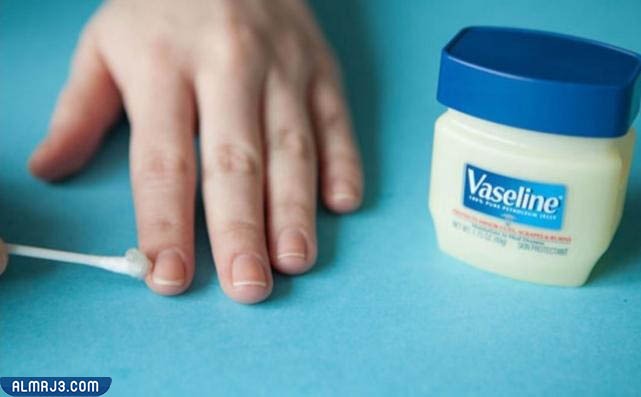 طريقة إزالة المناكير بالفازلين من على الأظافر