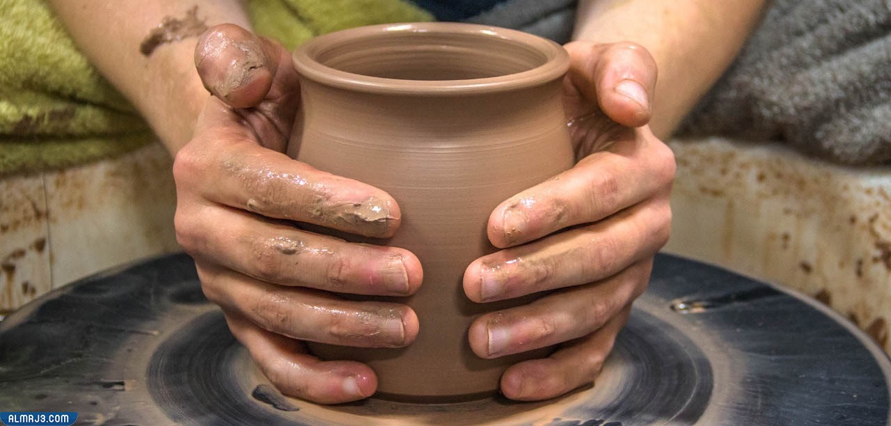 إضافة الطين إلى عجلة الفخار