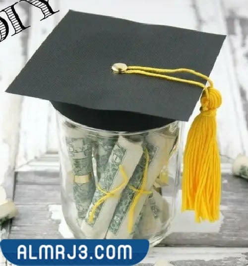 تقديم النقود داخل علبة