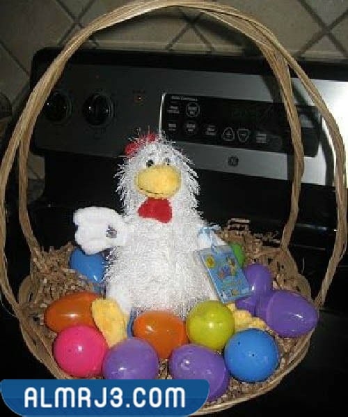 وضع النقود في يد دمية للأطفال