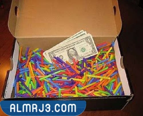 إخفاء النقود بين قصاصات ورقيّة