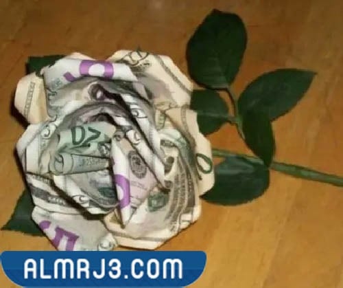 صنع وردة بالأوراق النقدية