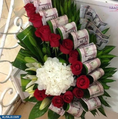 وضع النقود في باقة ورد حقيقية