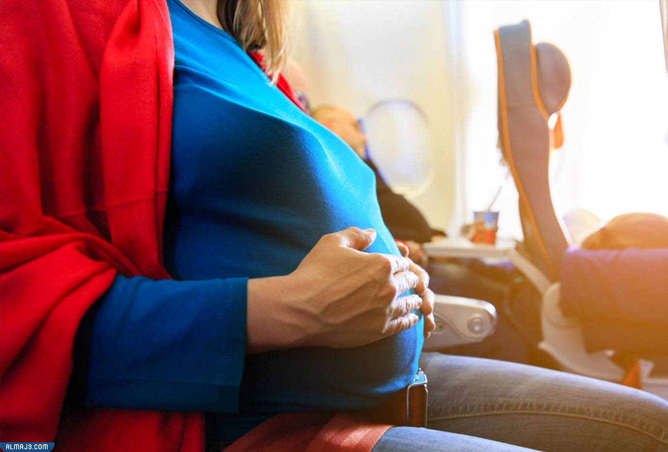 الأشياء التي يجب على المرأة الحامل تجنبها أثناء السفر بالطائرة