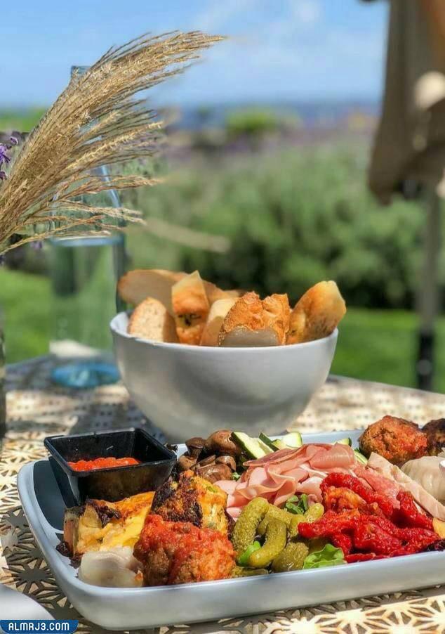 الفكرة التاسعة تناول الطعام سويًا في الهواء الطلق داخل حديقة المنزل