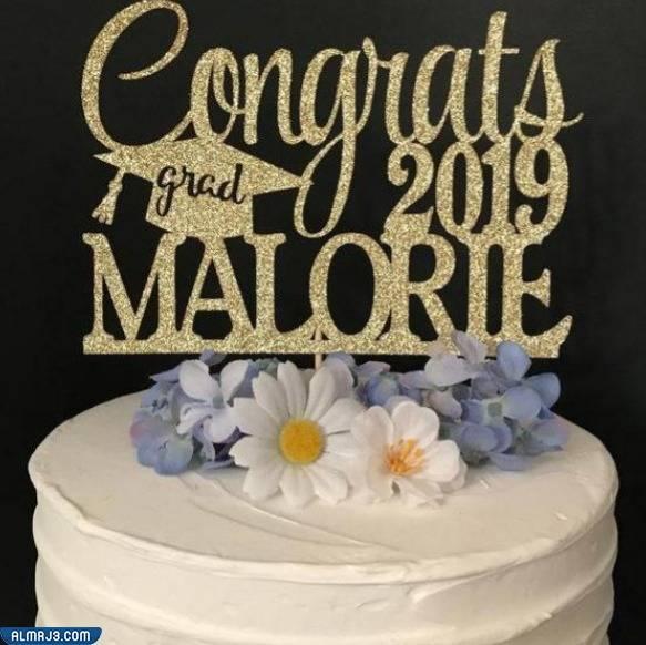 عمل قالب حلوى يدل على التخرج