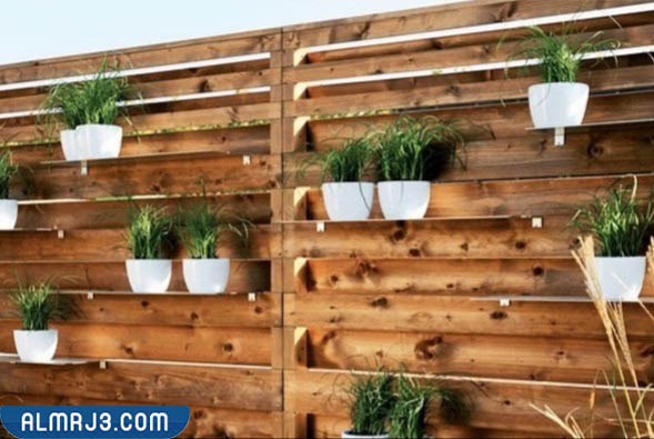 السور الخارجي المُصنع من الخشب