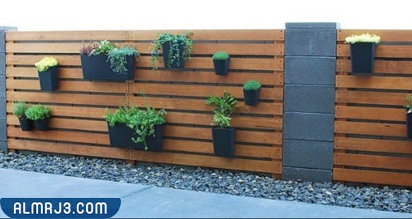 السور الخارجي المُصنع من الخشب