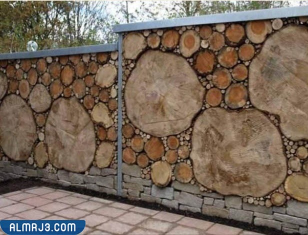 السور الخارجي المُصنع من الخشب