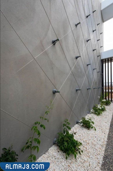 السور الخارجي المُصنع من الشِباك المعدنية