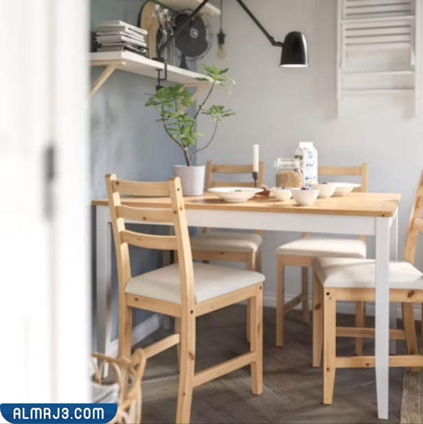 لا يمتلك الكثير منزل ذو مساحة واسعة لذلك لا يتمكن البعض من تخصيص غرفة معينة لتناول الطعام فقط مما يدفع الكثير لتناول الطعام داخل غرفة المعيشة أو داخل المطبخ، وتصميم طاولات سفرة داخل غرف المعيشة لا يختلف تمامًا عن تصاميم طاولات سفرة لغرف الطعام فقط يتجه صاحب المنزل لاختيار الطاولات ذات التصاميم الصغيرة لكي تستوعب الغرفة باقي المقتنيات. بينما تصاميم طاولات الطعام التي يتم وضعها داخل المطابخ تختلف اختلاف كبير عن طاولات السفرة المعتادة فعلي سبيل المثال لا بد وأن تكون الطاولة صغيرة ولا يدخل في تصميمها القماش حتى لا يتلف بسبب حرارة المطبخ كما أن طاولات الطعام المخصصصة للمطابخ تكون أبسط بكثير من طاولات الطعام التقليدية وسعرها أكبر دليل على ذلك، كما أن مصمي الديكور ينصحون باختيار طاولات ذات ألوان قاتمة للمطابخ، ومن ضمن أحدث طاولات السفرة المخصصة للمطابخ، ما يلي: