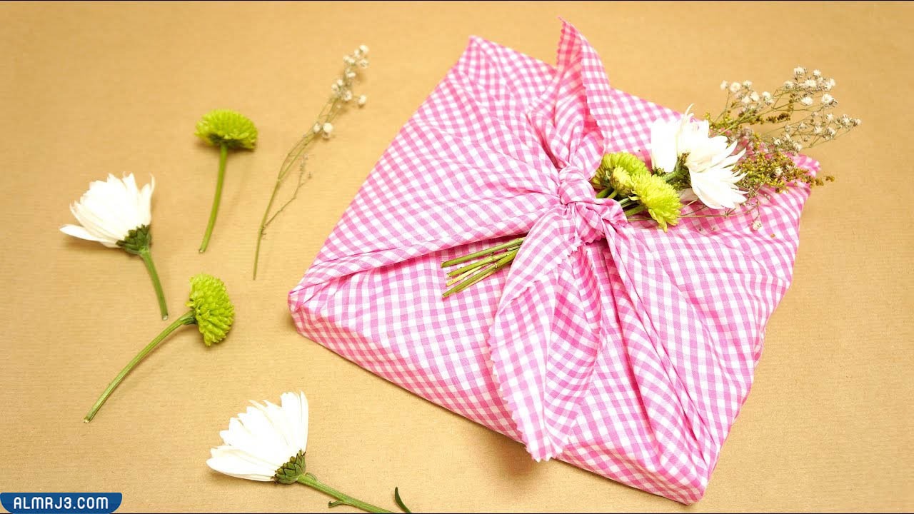 طريقة تغليف الهدايا بالقماش