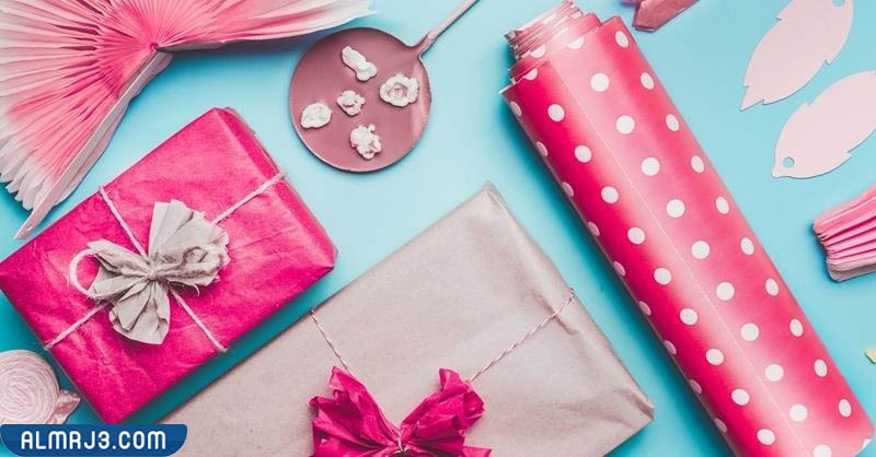 تغليف الهدايا بورق التغليف الملون