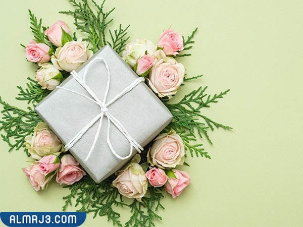 تغليف الهدايا بالورد الطبيعي