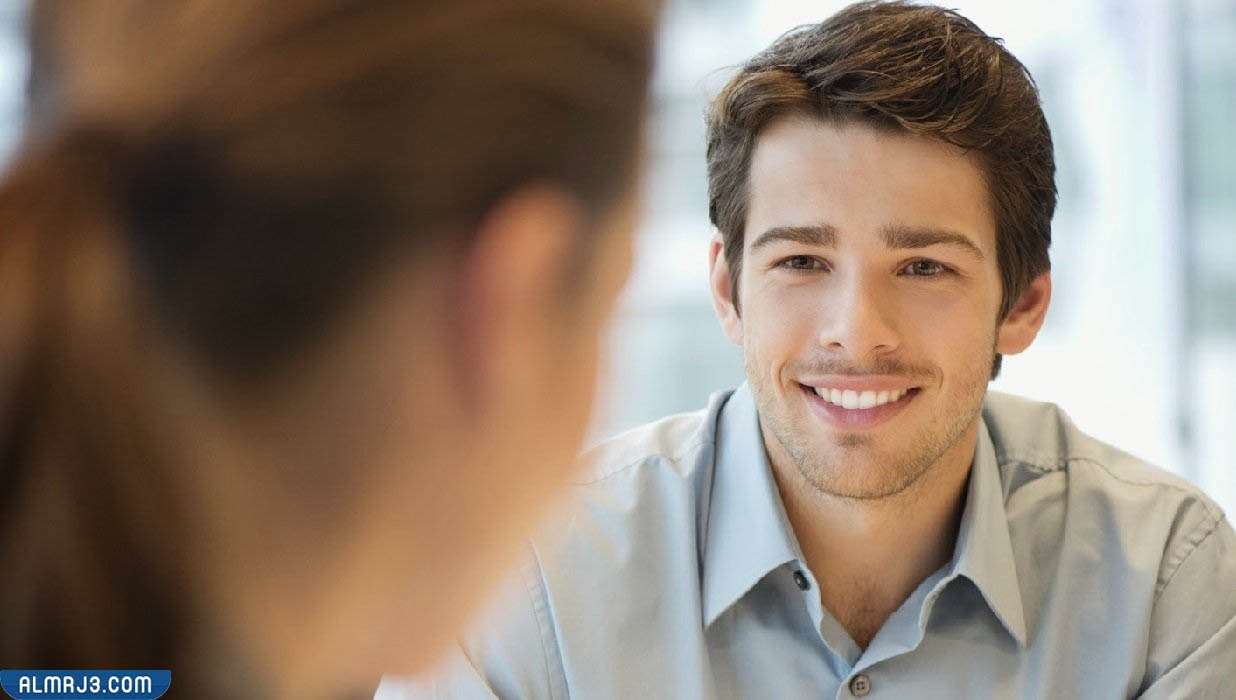 علامات إخفاء الحب عند الرجل الغامض