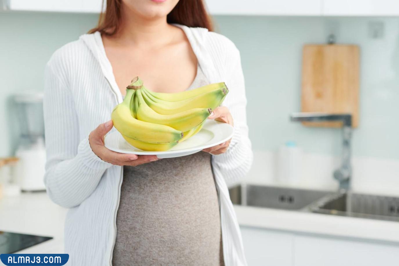 الآثار الواردة عن تناول المرأة الموز 