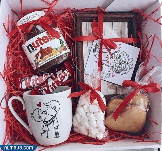 صندوق رقيق يحتوي على هدايا بسيطة