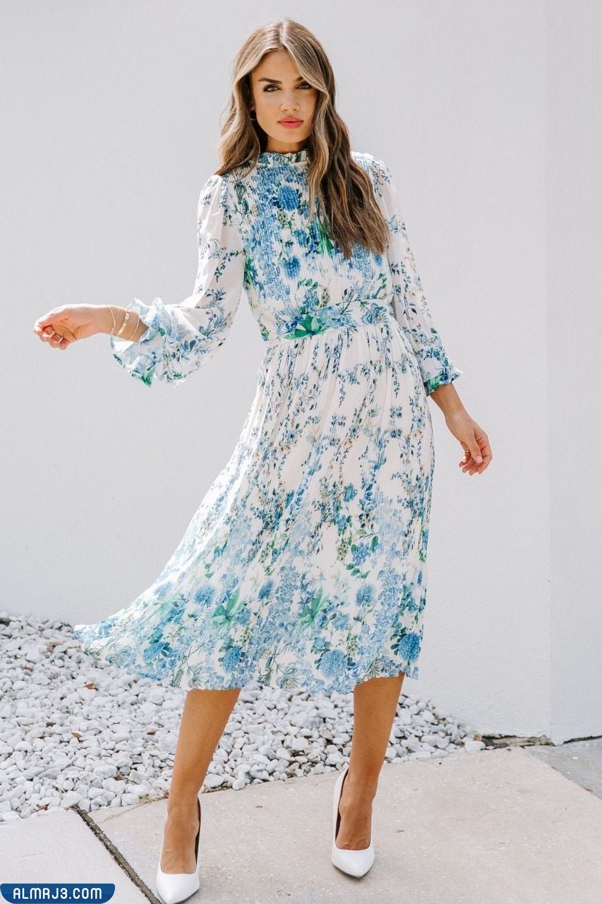 فستان شيفون باللون الأبيض والأزرق