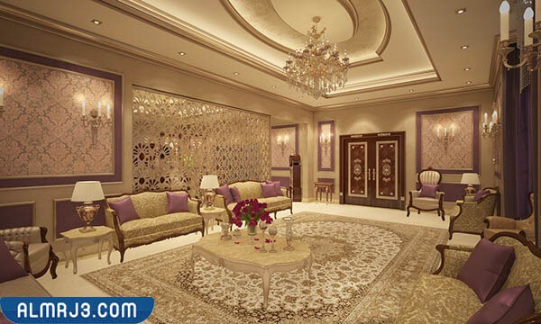 مجلس باللون البنفسجي والذهبي