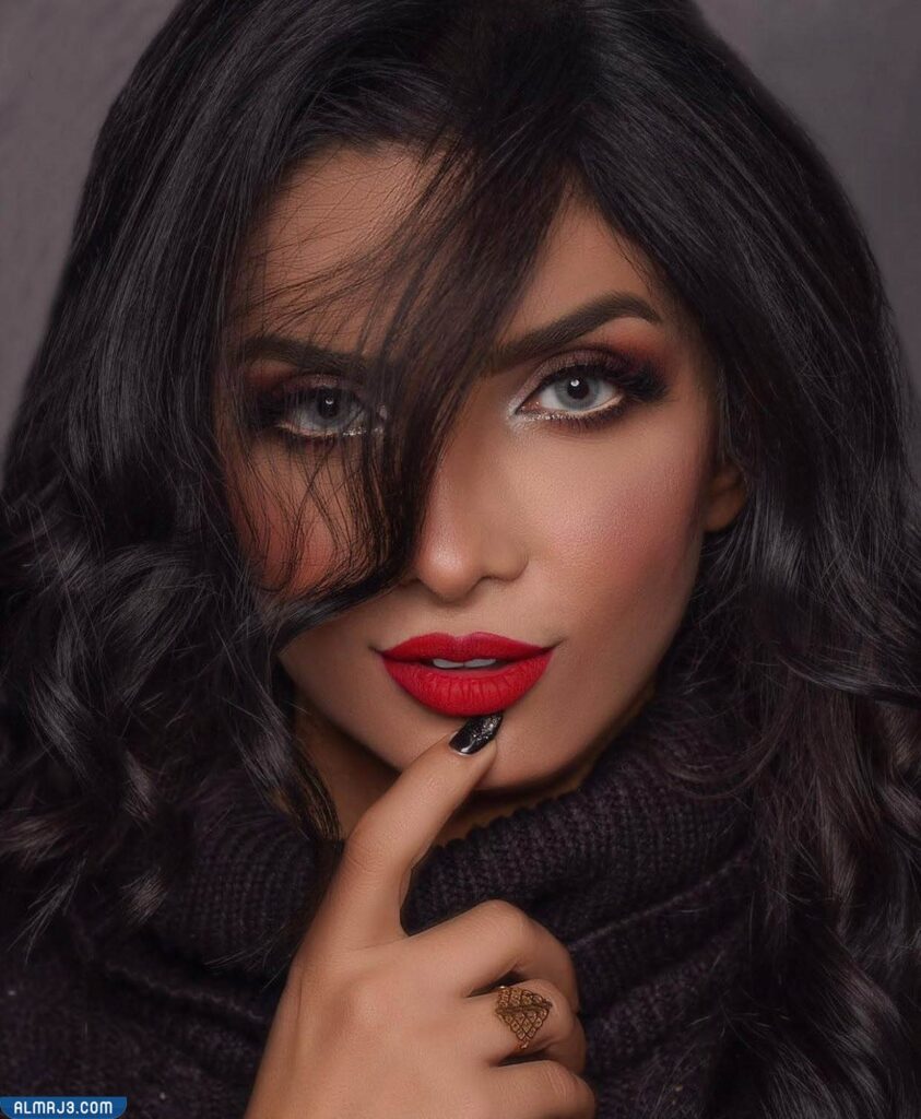 من هي اساور عزت ويكيبيديا