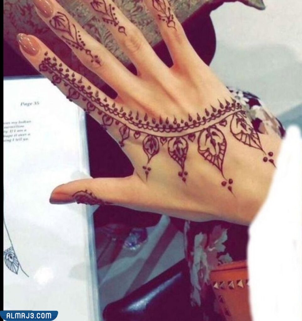 نقش حناء ناعم وخفيف للبنات 2022