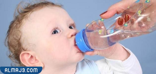 متى يشرب الطفل الماء؟