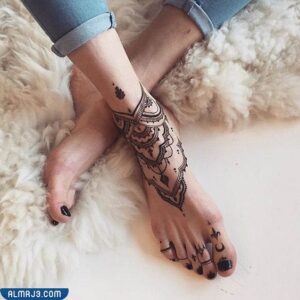 نقش حناء في الجزء العلوي من الرجلين