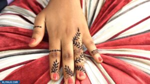 نقش حناء لأصابع الفتيات