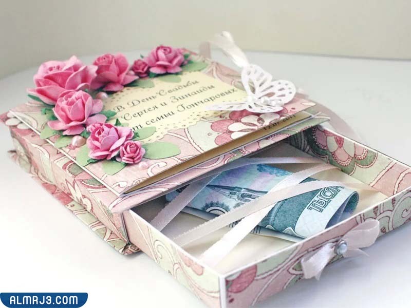 وضع العيدية داخل صندوق صغير مع كارت معايدة