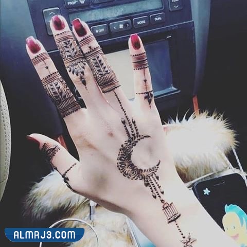 نقش حناء على شكل هلال رمضان