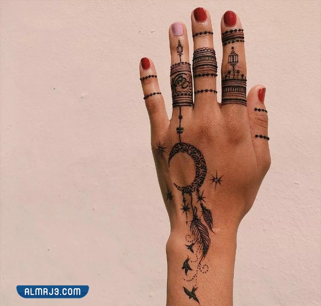 نقش حناء على شكل هلال رمضان