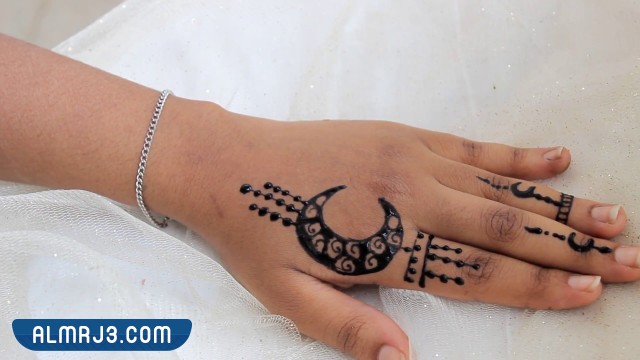 نقش حناء على شكل هلال رمضان
