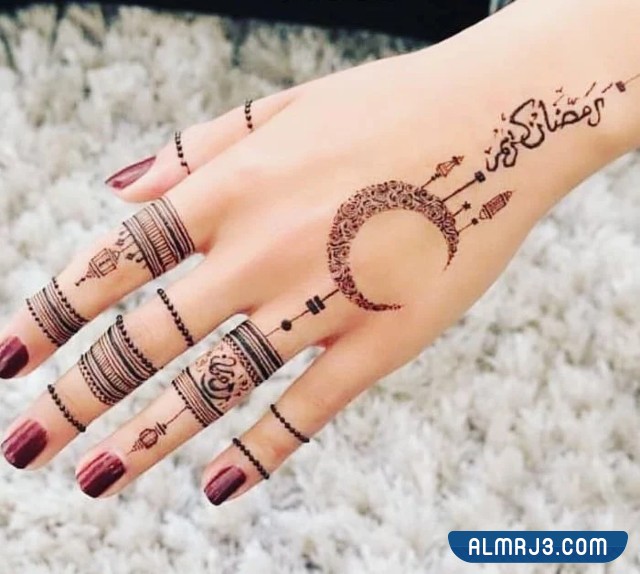 نقش حناء على شكل هلال رمضان