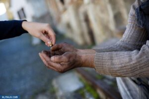 هل يجوز منح زكاة الفطر لفقير غير مسلم